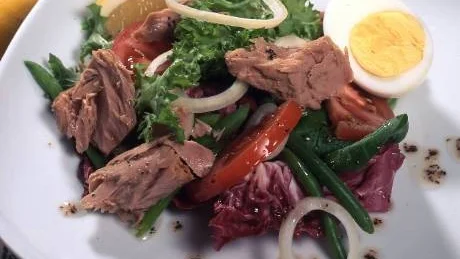 Allt i en hög. Sallad läggs upp i en hög. Till synes ditslängd, men med finess. Riv salladsbladen för hand, det ger bättre volym. Foto: Dan Strandqvist