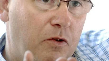 Mats Hugosson tycker inte att det är en bra idé att låta elever betygsätta sina lärare. Istället är det rektorns uppgift att se till att personalen håller måttet.