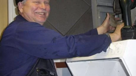 40  år i yrket.  Sotare Lars Holmström har hela södra landsbygden i Västerviks kommun i sitt distrikt. Här rengör han hela ventilationssystemet i ett hyreshus i Ankarsrum.