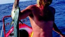 Rodde. När man ror över världshaven får man äta det man kan fånga. Här har Colin Angus fångat en fisk.                               Foto: Privat