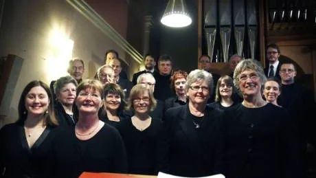 För att komma med på en bild fick Johannespassionens medverkande tränga ihop sig uppe på orgelläktaren i Sankt Petri kyrka. Gamleby Vokalensemble är ingen stor kör. Men stor låter den. Foto: Lisa Olaison