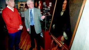 Porträtt med historia. Stig Haag har donerat ett ovanligt porträtt till Västerviks museum. Porträttet tros ha använts som tätning. Till höger Hans Ellervik, ordförande i kultur- och fritidsnämnden. Foto: Anders Liljegren