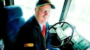 Vill se förändring. Sven-Åke Jonsson som kör buss åt KLT vill inte att passagerare ska stå upp i bussen. I dag har endast tio av 40 bussar säkerhetsbälte. Foto: Ellen Kindstrand