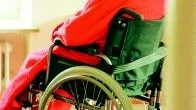Kvar hemma. Färre platser för särskilt boende gör att många äldre tvingas bo kvar hemma tills de blir riktigt sjuka. Det leder i sin tur högre krav på både hemtjänstpersonal och personal på äldreboendena, som får ta hand om allt äldre och sjukare personer. Foto: Scanpix