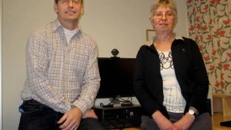 Etablerad. Lärcentrum i Ankarsrum inrättas i skolans bibliotek. IT-pedagogen Kent-Roger Svensson och bibliotekarie Anna Uppman är kontaktpersoner och i går testade de uppkopplingen med högskolan i Kalmar.Foto: MARGARETA LJUNGBLAD