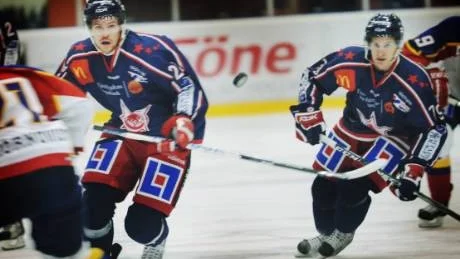 Mikael Sjölin, till vänster, gjorde VIK:s tröstmål mot Mariestad. Här anfaller han tillsammans med klubbkompisen Jonas Ström.Foto: Ellen Kindstrand