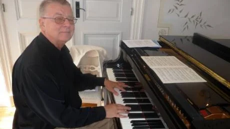 Per Kårsnäs kluriga ögon, flinka fingrar och fyndiga ord roade söndagspubliken på Gränsömusikens höstpremiär.