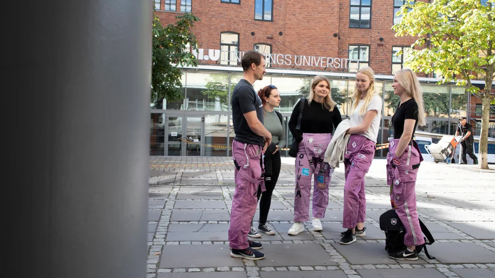 Av de totalt 108 studenter som skrev tentan vid det senaste tillfället blev endast 16 personer godkända. Många av de studenter som spärrats har åkt hem till sin hemort. Daniel Runnäs, Polina Malgren, Olivia Järnede och Ida Wassmo är osäkra på vad de ska göra nu, när de inte får börja terminen. Magdalena van Overbeek (längts till höger) klarade tentan men är lika kritisk till den.

