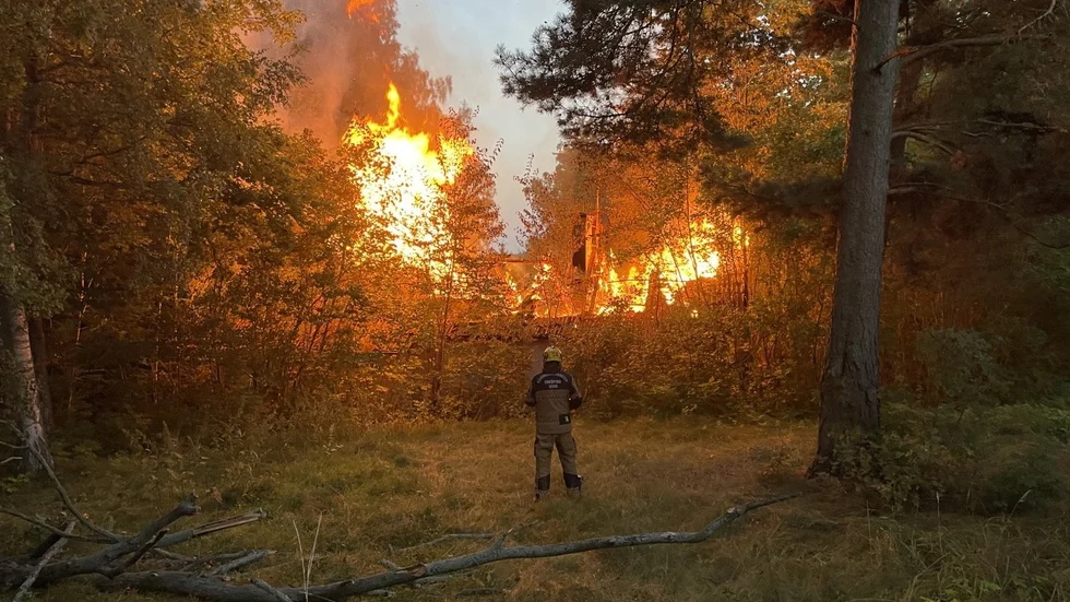 Det brinner i ett ödehus i Bålsta.