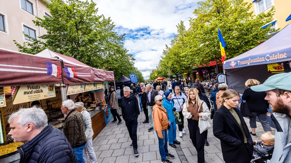 Det blev fort kö till de olika stånden när den internationella matmarknaden öppnande upp portarna på onsdagen.