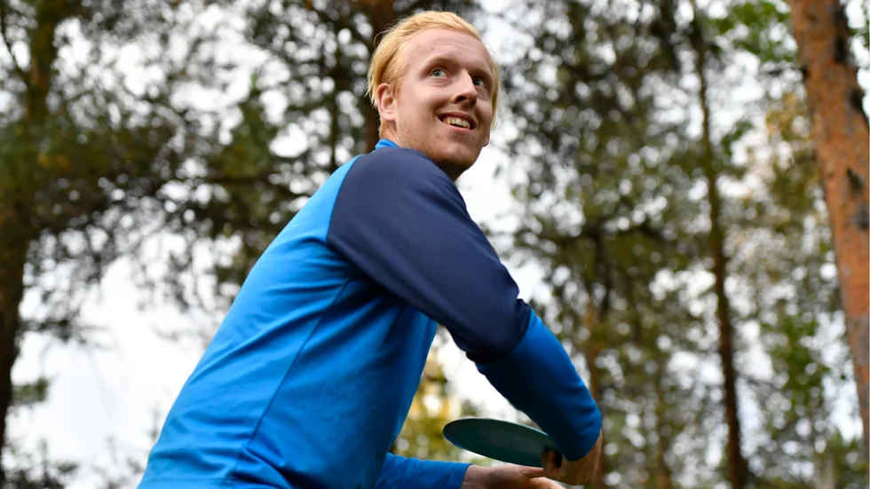 Rasmus Marklund är en av alla som deltog när Bolidens golfklubb anordnade en scramble mellan discgolfare och golfare.