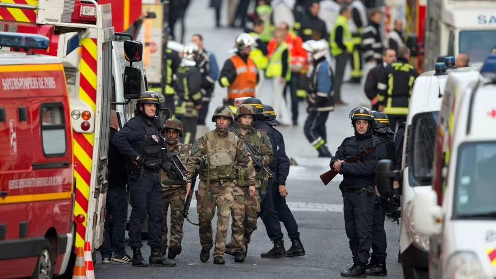 PARIS. Franks polis och militär under tillslaget i förorten Saint-Denis under onsdagen.