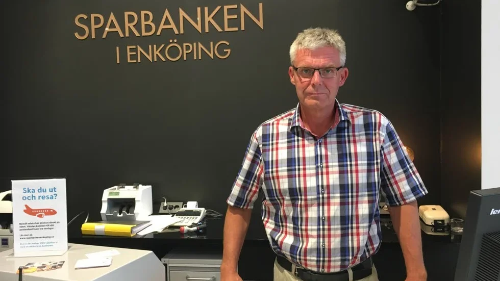 "Vi informerar kunderna på hemsidan, på skärmar i bankhallen och vid kundmöten om hur de ska skydda sig mot nätbedragare, säger Peter Asplund på Sparbanken i Enköping.