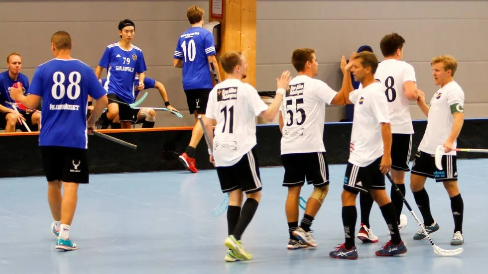EIBK firar efter 7–4-vinsten mot Hagunda Legends.