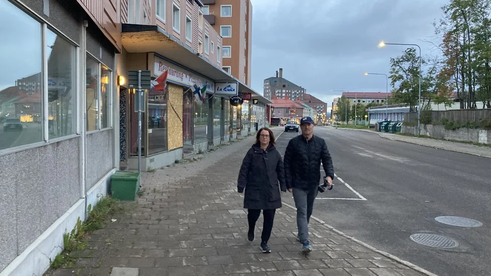 Sofi Kauppi och Ulf Hansson promenerar genom ett till största del övergivet centrum.