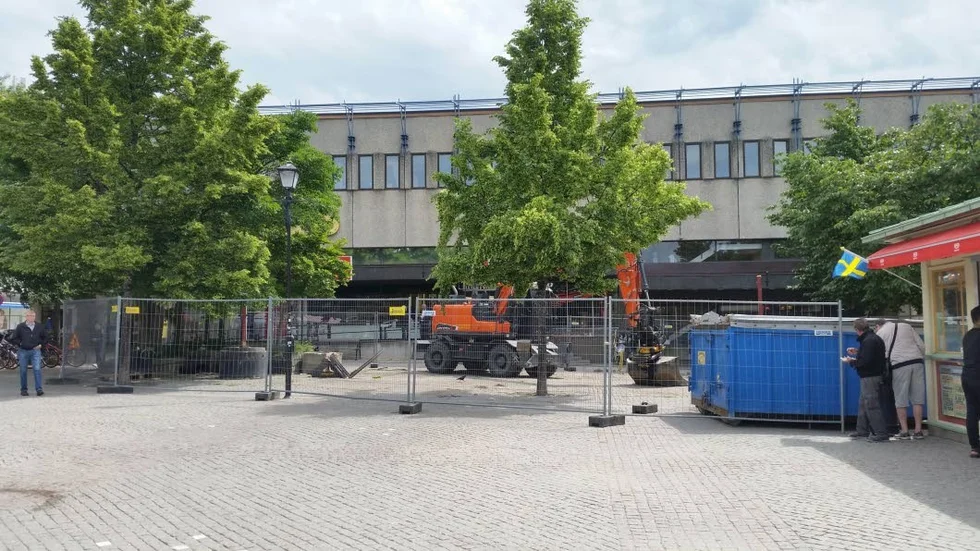 Den sedan snart två år oanvända tidigare uteserveringen på Stora torget började tas bort på onsdagen då denna bild togs.
