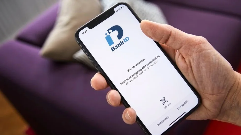 Är det rimligt att man måste köpa en ny telefon för att kunna använda mobilt BankID, undrar Henrik Scheutz.