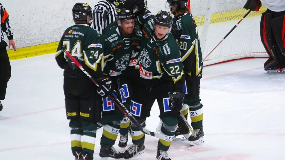 ESK Hockey tar sig an både Piteå och Vännäs i helgen och hoppas på att ta första segern.