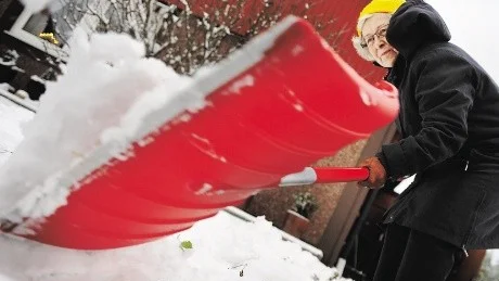 Gunvor Wanzelius Karlsson var inte imponerad av snömängderna i Västervik på onsdagsförmiddagen. Det här är ju bara lite snömögel, sa Gunvor som är från Sorsele i Lappland.