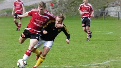 Tjusts mittfältare Dan Carlsson tar ett stadigt grepp om Växjöbacken Anton Berglund i lördagens match på Tjustvallen.Foto: Karin Hertz