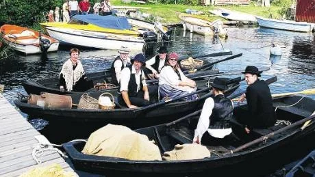 På skärgårdsdagen på lördag i Blankaholm kommer roddare i tidsenliga kläder och säljer varor. På ängen finns ett 40-tal hantverkare som säljer svenskt hantverk.