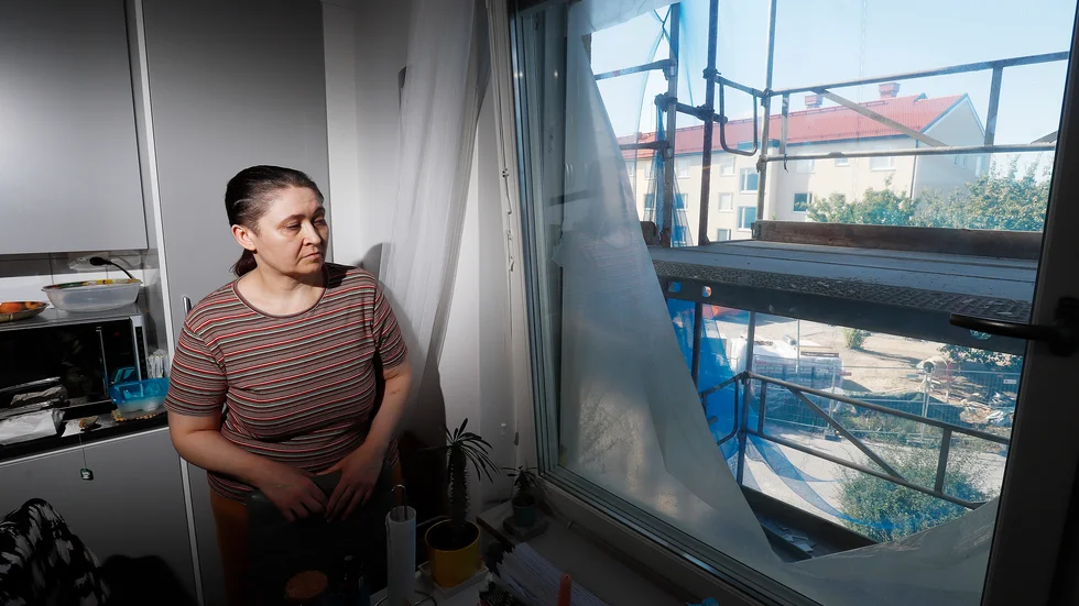 Liana Koesnik har känt sig nedstämd efter att fasadarbetet i huset där hon bor dragit ut på tiden. "Strax innan 18 på kvällen blir det blivit beckmörkt i lägenheten och under värmeböljorna har det varit olidligt varmt inne".