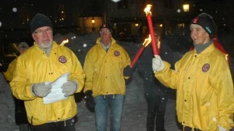 Här ses Bo Håkansson från Gamleby/Överums Lions Club tillsammans med Lionsmedlemmarna Sven-Erik och Ågot Byström, vilka var några som gick med i fackeltåget från gamla torget i Gamleby till kyrkan.
