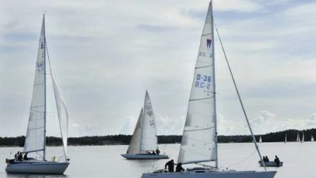Båtarna på väg in i mål vid lördagens jubileumssegling i Västervik.Foto: Karin Hertz