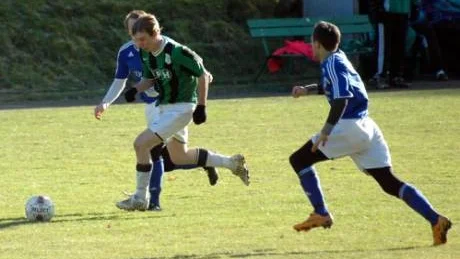 Överums Linus Kasselstrand stormar fram i lördagens kvalmatch mot IFK Västervik. Kasselstrand svarade för två viktiga mål.Foto: Ingemar Petersson