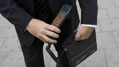 En mobiltelefon från slutet av 80-talet likt denna hade varit roligt att se på Mobilåldern. Men istället ger utställningen tankar om mobilens fördelar och brister.