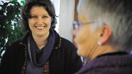 Hos Anna Pettersson, som är logoped, kan den som har afasi få ett träningsprogram. Nu finns också möjligheten för afatiker att träffas och öva på sina program tillsammans. På så sätt blir man mindre isolerad och kan hitta en gemskap med andra. Foto: Anders Steiner