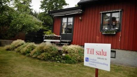 Utbudet matchar inte efterfrågan. Det är budskapet man slås av när man letar efter en villa i Västervik. Vanligtvis rör det sig om drygt 20 personer på en visning och efter ett tag har spekulanterna börjat känna igen varandra.  - Vi har sett samma personer på många visningar, säger paret Arnesson/Paalberg.