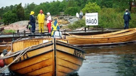 Välkommen till Rågö står det på skylten intill kajen där ett flertal fina träbåtar lagt till vid årets Rågödag.