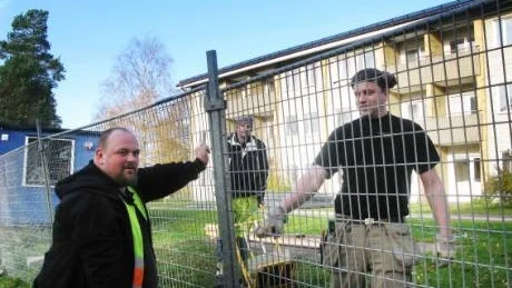 Arbetet med "Nya Ekliden" i Ankarsrum har börjat. Här hägnas arbetsplatsen in  på Kungsvägen 33 av Totte Johansson, till vänster, Mika Karvonen och Johnny Juhlin, som arbetar på Haga R.O.T Service i Norrköping.