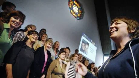 Maja Salminen är ledare för 50 personer stark gospelkör vid kvällens konsert och vid söndagens gudstjänst i Gamleby Missionskyrka.Foto: Ellen Kindstrand