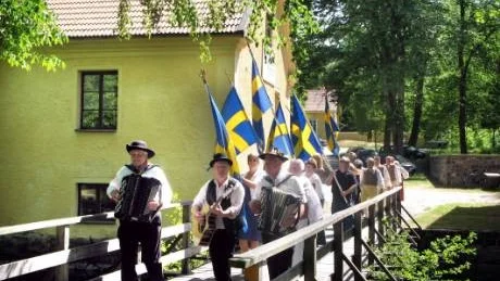 Hembygdsföreningen i Ankarsrum högtidlighöll Nationaldagen i Bruksparken. I täten går spelmännen Nils-Olof Karlsson, till vänster, Nils-Erik Berg och Janne Gustafsson.