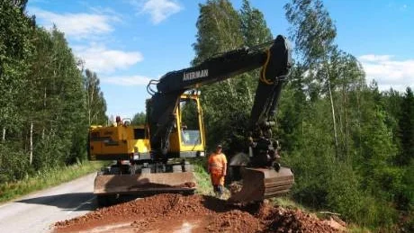 Högspänningsledningar grävs ner längs vägarna på en 60 mil lång sträcka, vilket ger en större säkerhet mot strömavbrott i framtiden.