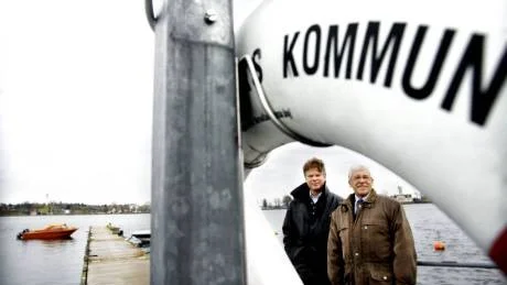 Lars Danielsson och Hans Ellervik vid en av de sex kommunala småbåtshamnar som får ny ägare vid nyår: Reginelund. Foto: Lisa Olaison