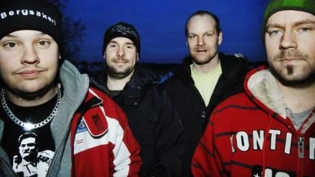 På väg hem från jobbet upptäckte Västervikskvartetten Robert S Johansson, Jonas Hallberg, Tony Andersson och Hampus Gustavsson en bilist som hamnat uppochner i vattnet. De lyckades få ut föraren i sista stund.