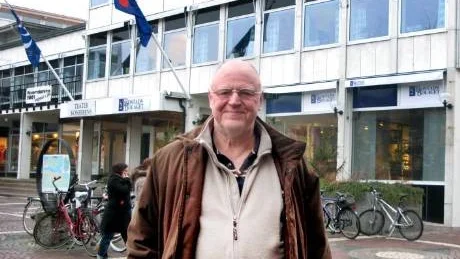 Arne Meijer  i Västervik har blivit pensionär. Revypappan fortsätter sina nyårsrevyer, i år är det 15 år sedan han startade.