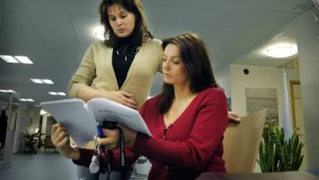Åza Olofsdotter, på Högskolecentrum i Västervik, och Karin Bolin, på Vägledningscentrum, tittar på det nya förslaget till en omgjord lärarutbildning som presenterades på onsdagen. Foto: Lisa Olaison