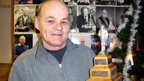 Maur Kumpumäki har utsetts till "Årets man" för sitt ideella arbete i Ankarsrums Sportfiskeklubb. 1980 startade klubben med utmärkelsen och det har blivit många inteckningar i vandringspriset.