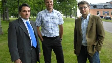 Petri Nordström i mitten är ny vd för Holiday Club. På tisdagen besökte han Gertrudsvik tillsammans med Hannu Mäntyharju t.v och Marko Hiltonen, marknadsansvarig för andelslägenheterna. Foto: Anders Steiner