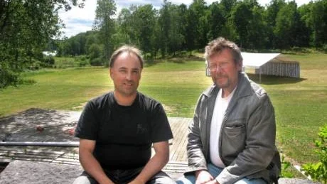 Gemytlig sommarfest på Totebo Gård för tionde året på lördag.  På lövad utedansbanda och till lyktors sken blir det dans till Highlights orkester natten lång.Festen bjuder också på cateringmat och underhållande trubadur. Arrangören Chrstian Oskarsson, ordförande i Totebo IF och Christer Ottosson på Totebo Gård stämmer av inför festkvällen.