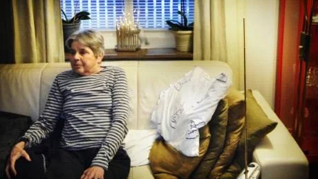 Ingegerd lever sitt liv i soffan i vardagsrummet. Hon brukar bland annat sticka, trots att hon ser dåligt minns hon hur man gör.