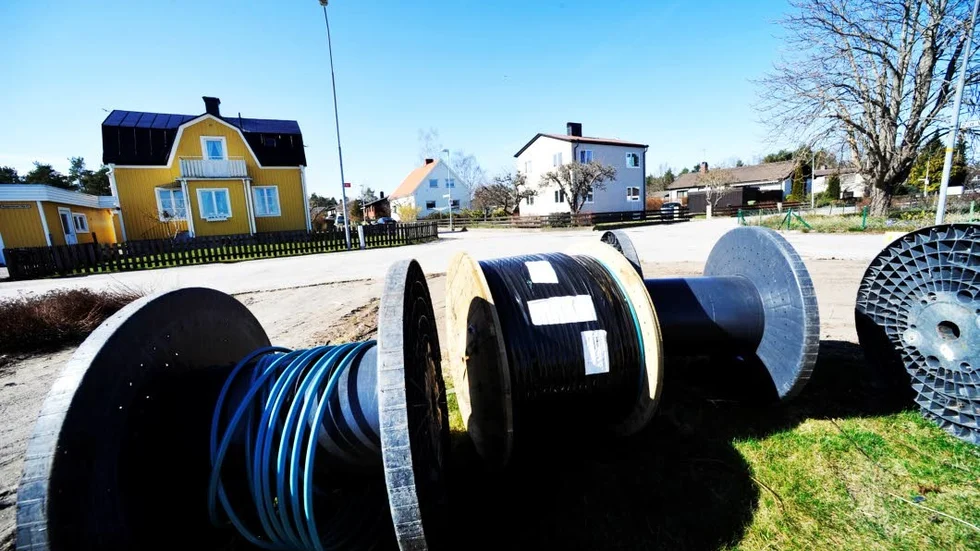 Gräver. Nu pågår grävning för att lägga ner fiberkabel till bredband i Västralund.