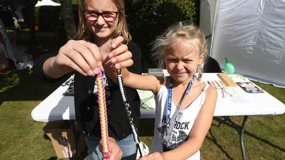 Hojrock. Tuva Gustafsson och Engla Hjalmarsson säljer armband i regnbågens alla färger.