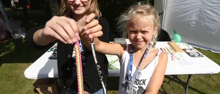 Unga tjejer säljer armband