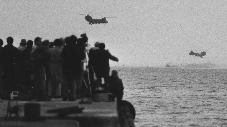 ARKIV 19821007
Mediafolk på en brygga bevakar marinens hellikoptrar som spanar efter en eller flera främmande Ubåtar som misstänks operera i Hårsfjärden nära Musköbasen i Stockholms skärgård 3 oktober 1982.
Foto: Jan Collsiöö / SCANPIX / Kod: 1001