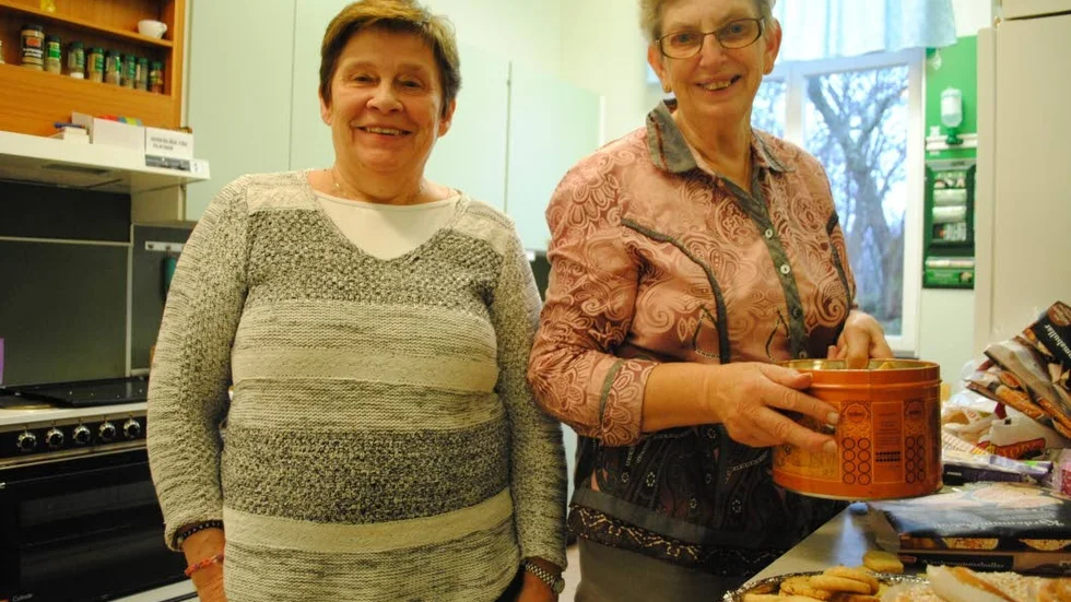 Positivt. Birgit Koinberg (t v) och Britt Marie Helmersson säger att en butik är viktig för alla som bor "i trakterna".